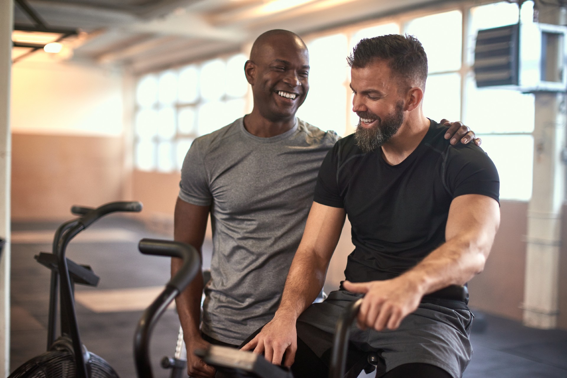 Mit Freunden im Fitnessstudio